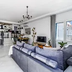 Onar House *